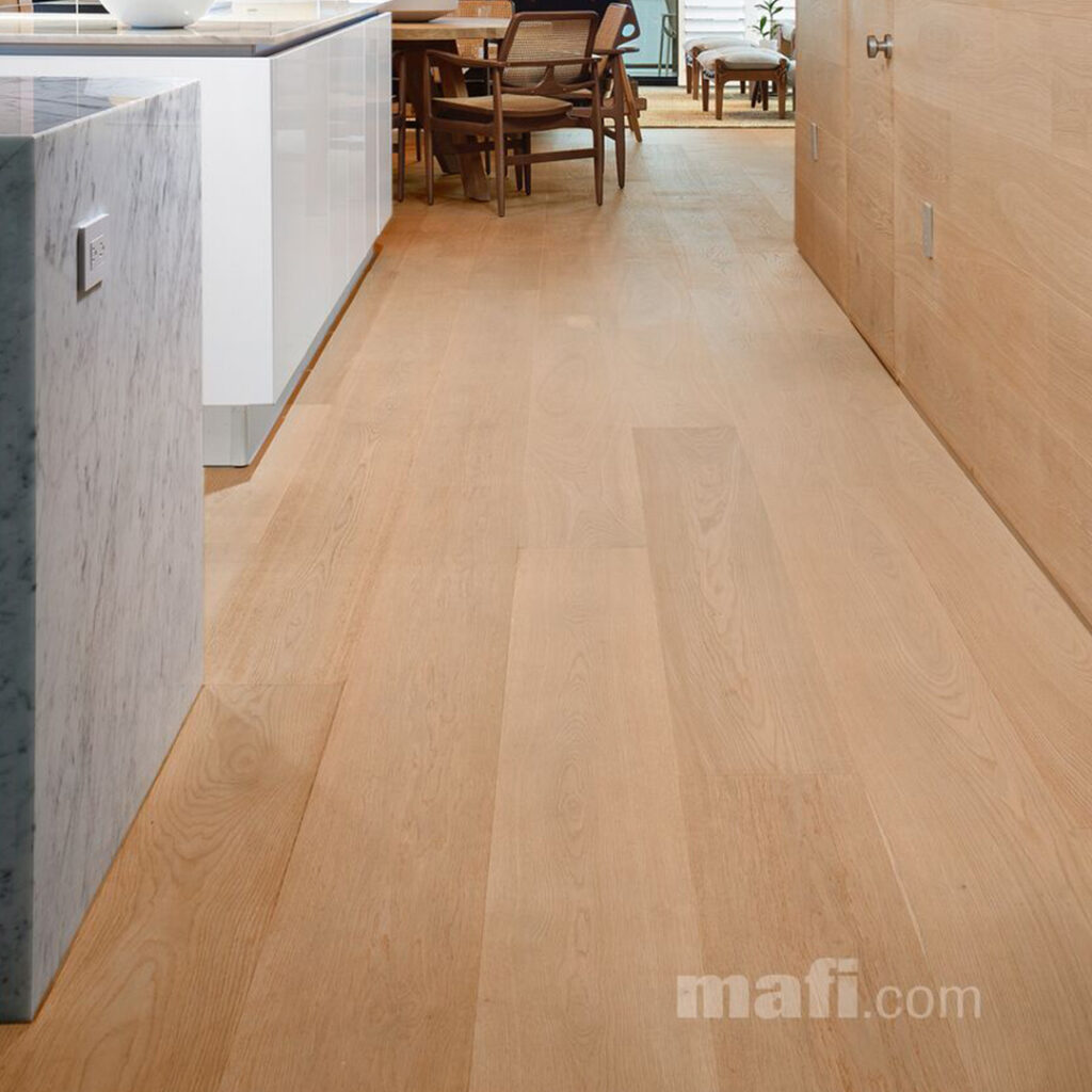 Paralelno slagani parket Mafi u dnevnom boravku