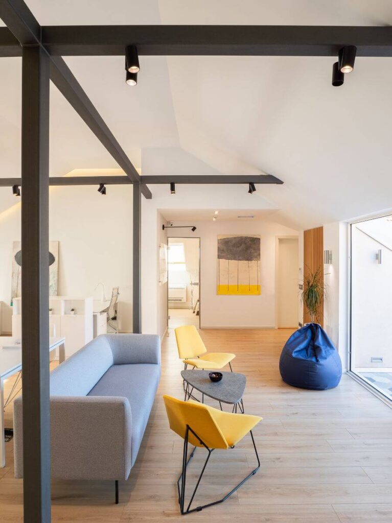 Nameštaj - sto, stolice, vrata, pod i drugi elementi enterijera potkrovlja doma Jevrema Grujića