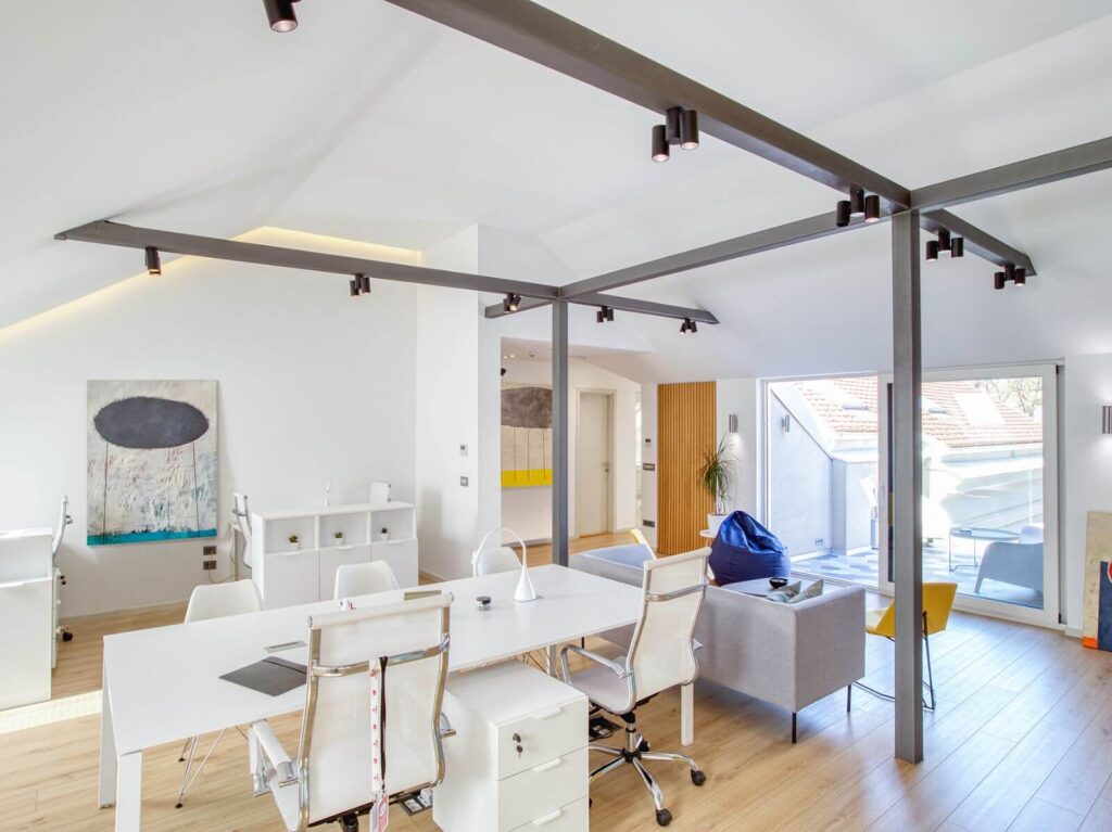 Enterijer kancelarije - sto, stolice i terasa na tavanu doma Jevrema Grujića