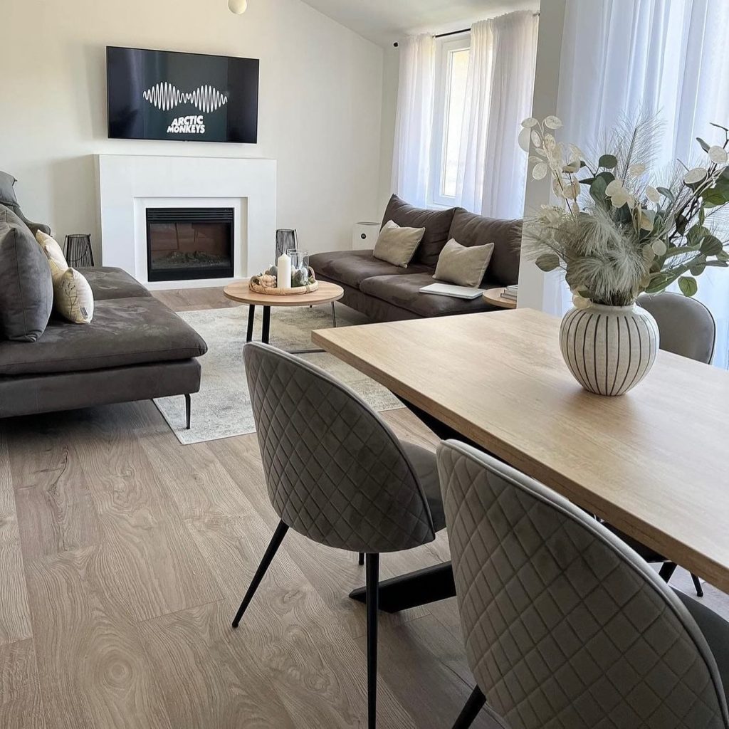 Dnevni boravak - sto, stolice i dva kreveta