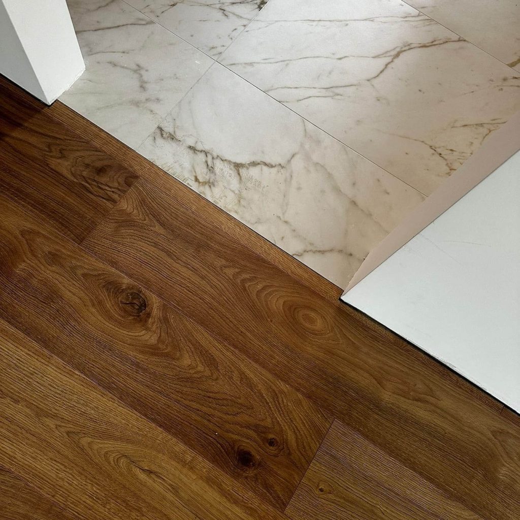 Parket i pločice jedne pored drugih