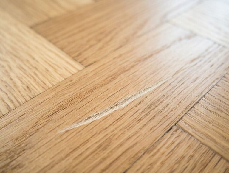 Ogrebotina na parketu