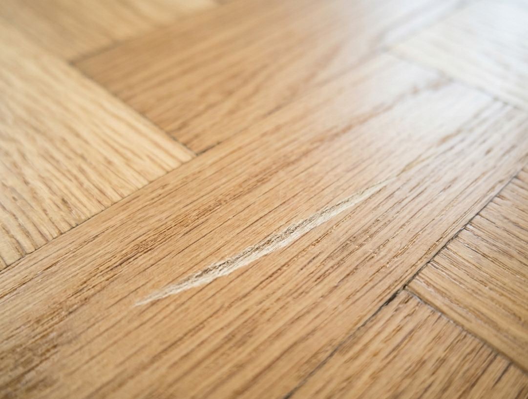 Ogrebotina na parketu