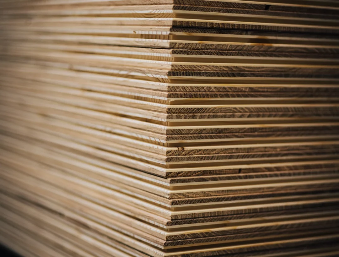 Mafi troslojni parket poređan jedan iznad drugog